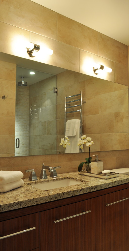 Foto di una stanza da bagno minimal con top in granito