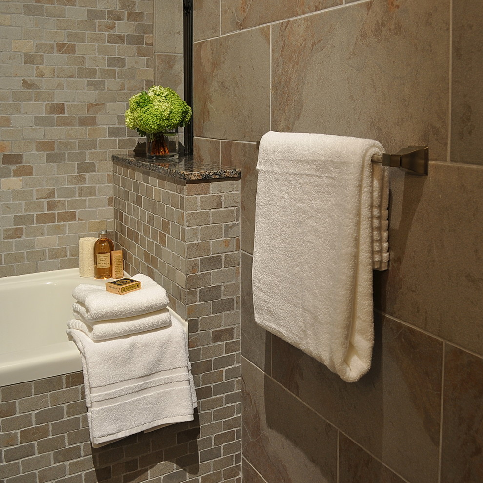 Exempel på ett modernt badrum, med brun kakel