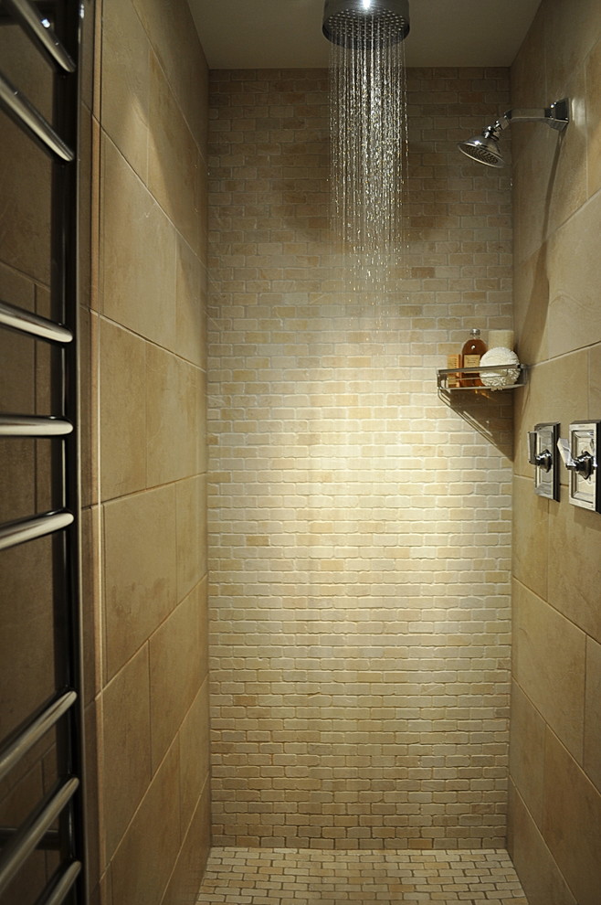 Свежая идея для дизайна: ванная комната в современном стиле с бежевой плиткой - отличное фото интерьера
