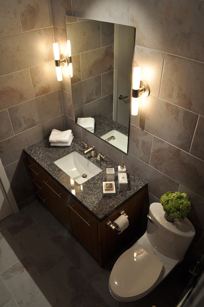 バンクーバーにあるコンテンポラリースタイルのおしゃれな浴室 (アンダーカウンター洗面器、ベージュのタイル) の写真
