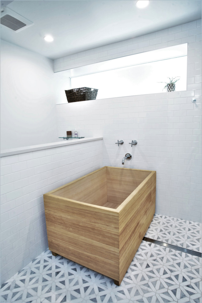 Modelo de cuarto de baño clásico renovado grande con bañera japonesa, baldosas y/o azulejos blancos, baldosas y/o azulejos de cemento, paredes blancas, suelo de baldosas de porcelana y suelo multicolor