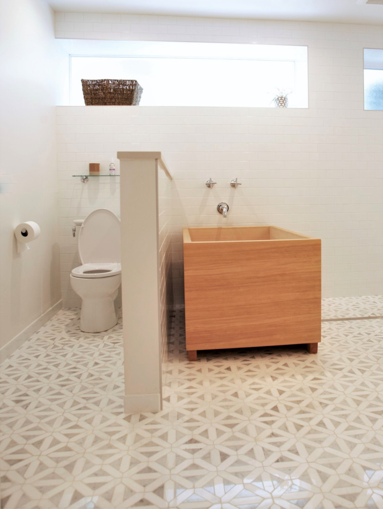 シアトルにある広いトランジショナルスタイルのおしゃれな浴室 (和式浴槽、分離型トイレ、白いタイル、サブウェイタイル、白い壁、磁器タイルの床、マルチカラーの床) の写真