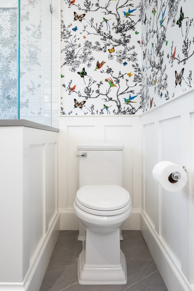 Свежая идея для дизайна: маленький туалет в стиле неоклассика (современная классика) с фасадами островного типа, синими фасадами, унитазом-моноблоком, белой плиткой, керамогранитной плиткой, разноцветными стенами, полом из керамогранита, врезной раковиной, столешницей из искусственного кварца, серым полом, белой столешницей, напольной тумбой и обоями на стенах для на участке и в саду - отличное фото интерьера