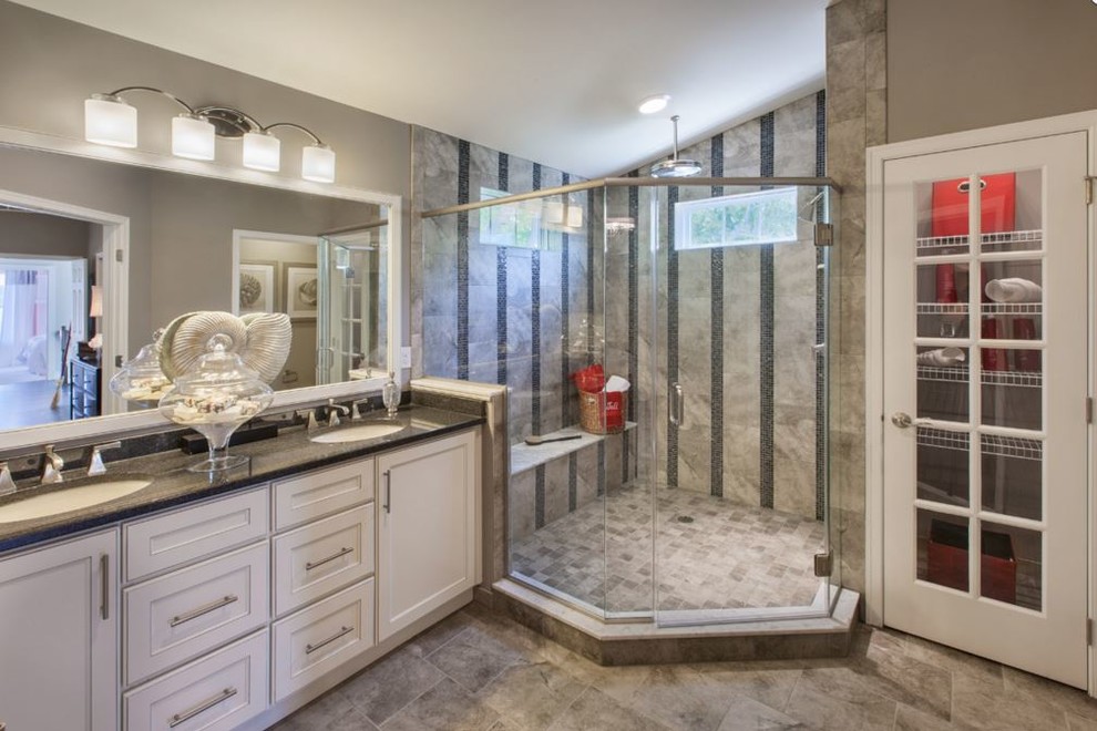 Großes Klassisches Badezimmer En Suite mit Schrankfronten mit vertiefter Füllung, weißen Schränken, offener Dusche, grauen Fliesen und grauer Wandfarbe in Philadelphia