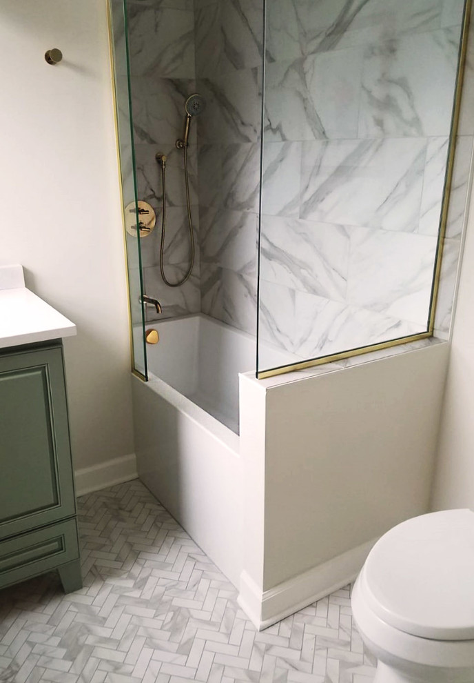Inredning av ett modernt mellanstort vit vitt en-suite badrum, med luckor med upphöjd panel, gröna skåp, ett badkar i en alkov, en dusch/badkar-kombination, en toalettstol med separat cisternkåpa, vit kakel, porslinskakel, beige väggar, klinkergolv i porslin, ett undermonterad handfat, bänkskiva i kvarts, vitt golv och med dusch som är öppen