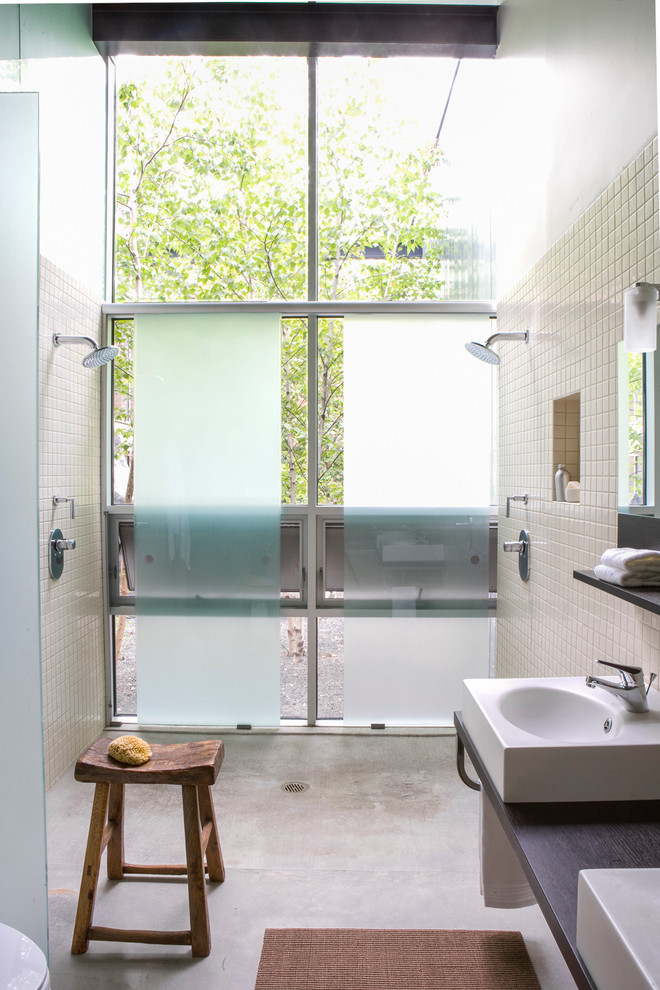 Cette image montre une salle de bain urbaine avec une douche double.