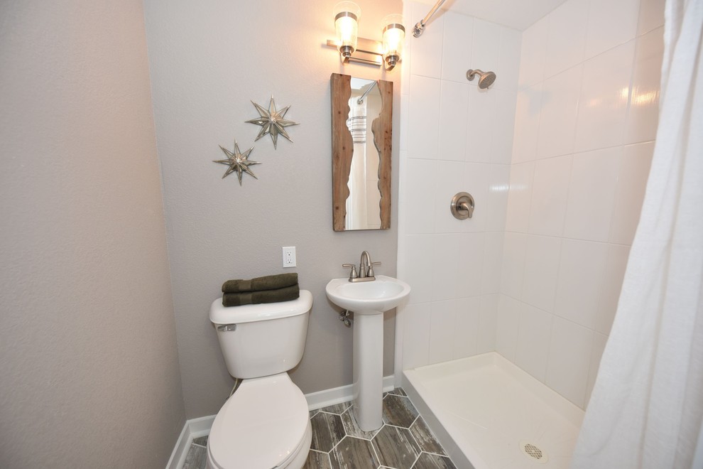 Стильный дизайн: маленькая ванная комната в стиле неоклассика (современная классика) с душем в нише, раздельным унитазом, белой плиткой, керамогранитной плиткой, серыми стенами, полом из керамогранита, раковиной с пьедесталом, серым полом и шторкой для ванной для на участке и в саду - последний тренд