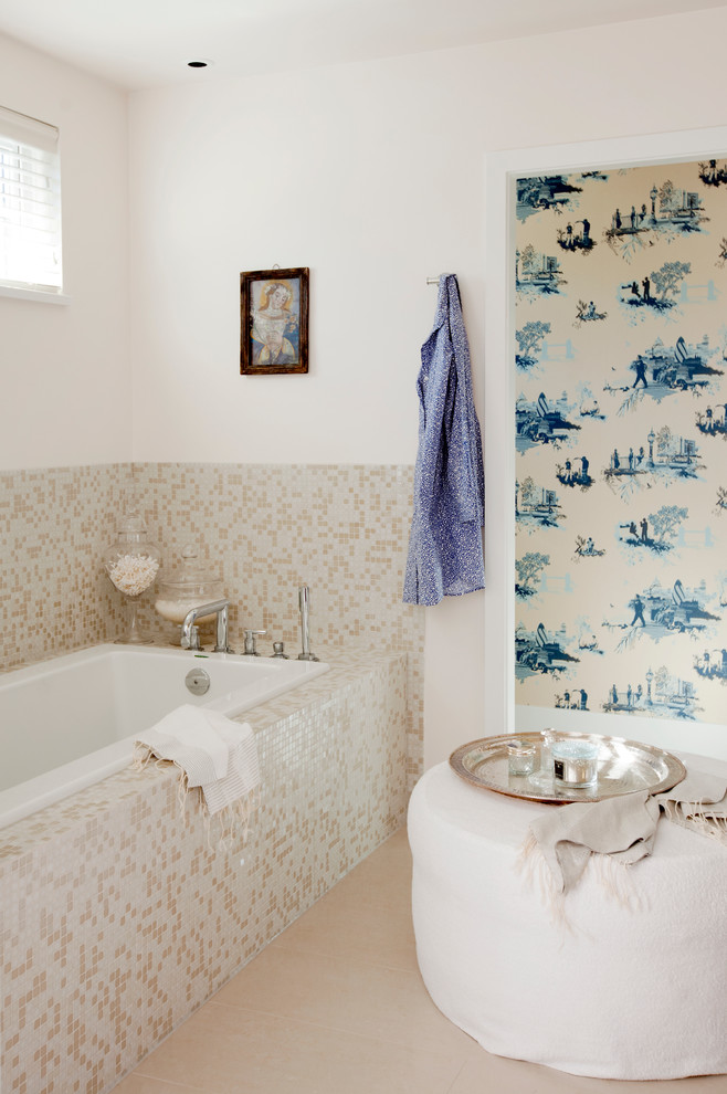 Idée de décoration pour une salle de bain bohème avec une baignoire en alcôve, un carrelage beige et mosaïque.