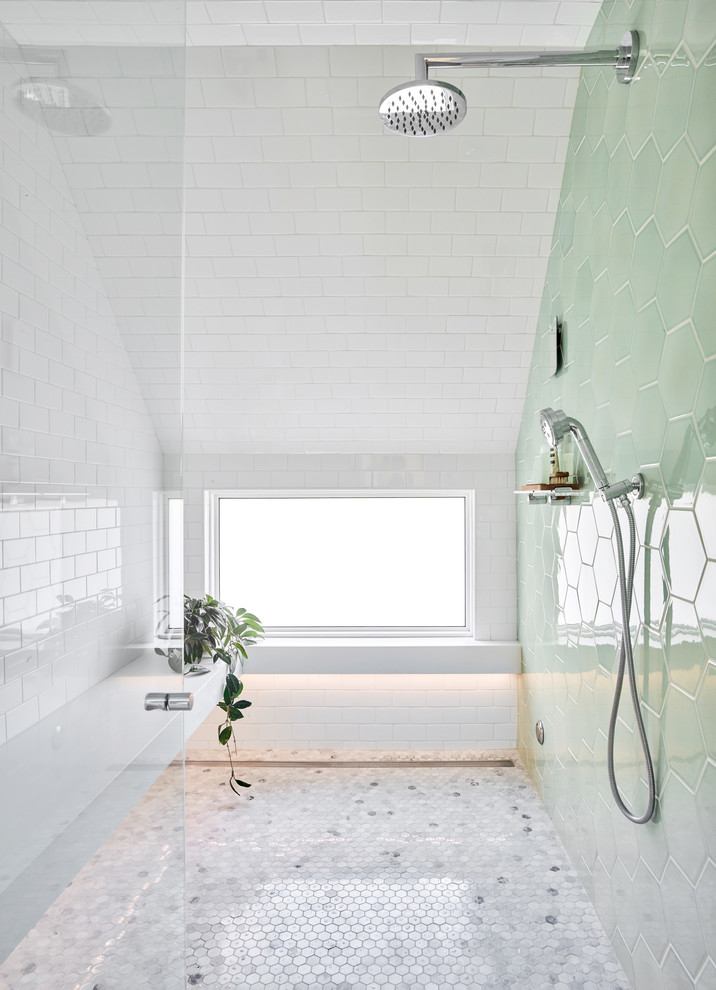 Ejemplo de cuarto de baño contemporáneo con baldosas y/o azulejos verdes, baldosas y/o azulejos blancos y ventanas