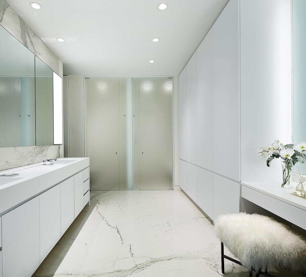 Ejemplo de cuarto de baño principal moderno con armarios con paneles lisos, puertas de armario blancas, baldosas y/o azulejos blancos, encimera de acrílico y encimeras blancas