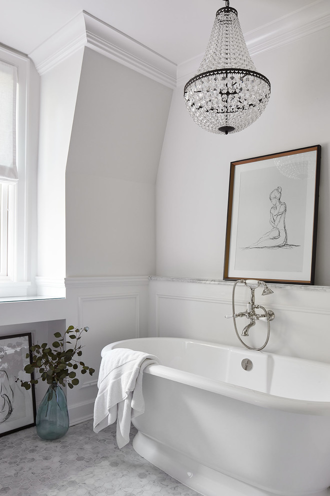 Cette image montre une grande salle de bain traditionnelle avec une baignoire indépendante, un mur blanc, un sol en carrelage de terre cuite et un sol gris.