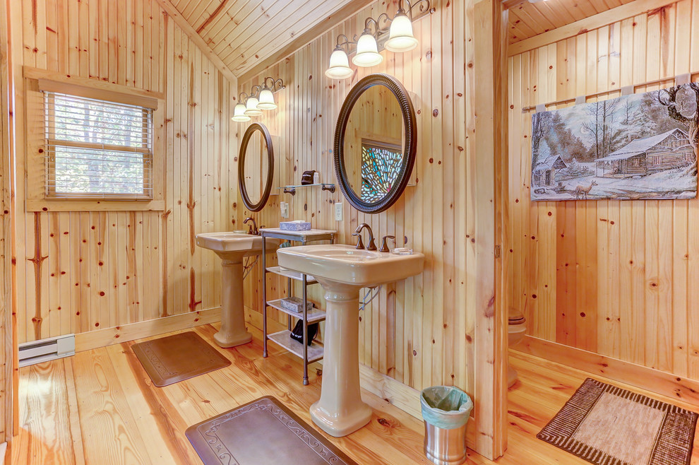Источник вдохновения для домашнего уюта: ванная комната в стиле рустика с коричневыми стенами, паркетным полом среднего тона и раковиной с пьедесталом
