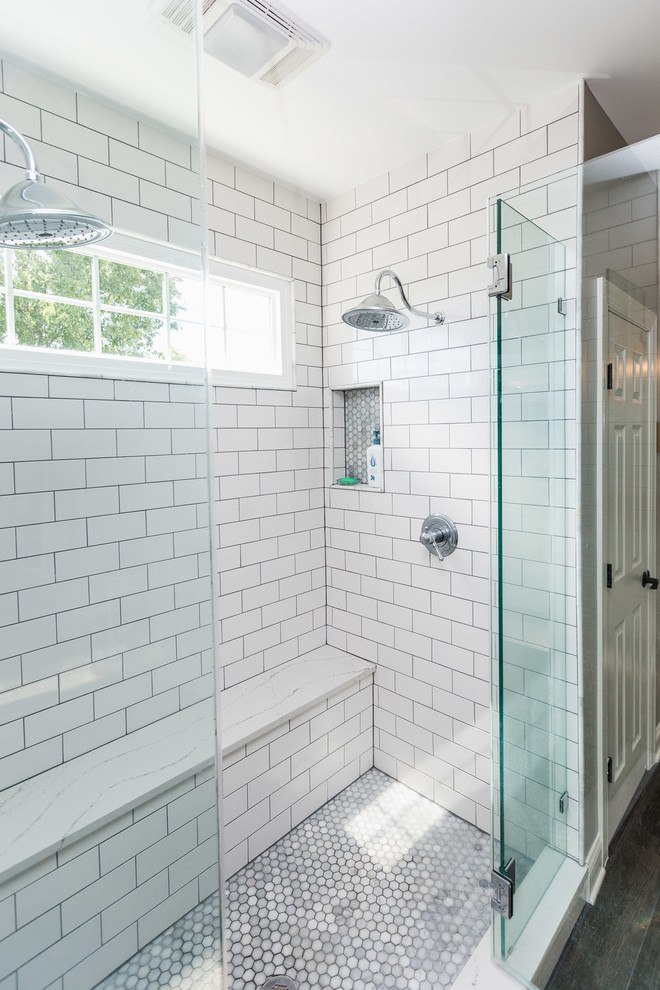 Bild på ett stort vintage grå grått en-suite badrum, med skåp i shakerstil, vita skåp, ett fristående badkar, en dusch i en alkov, vit kakel, tunnelbanekakel, grå väggar, mörkt trägolv, ett undermonterad handfat, bänkskiva i kvarts, brunt golv och dusch med gångjärnsdörr
