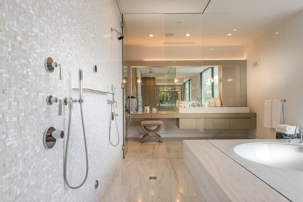 Modernes Badezimmer mit flächenbündigen Schrankfronten, beigen Schränken, Unterbauwanne, weißen Fliesen, Mosaikfliesen, grauem Boden und Falttür-Duschabtrennung in Los Angeles