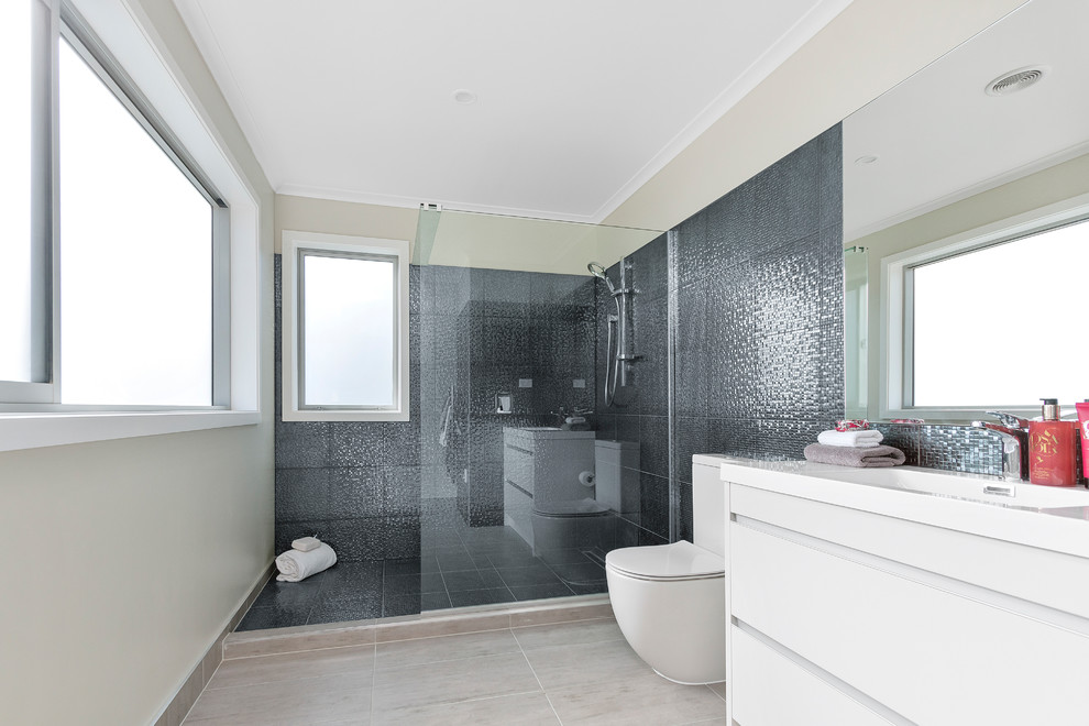 Ispirazione per una stanza da bagno padronale contemporanea con ante bianche, zona vasca/doccia separata, WC monopezzo, piastrelle grigie, pareti beige, lavabo sospeso e pavimento grigio