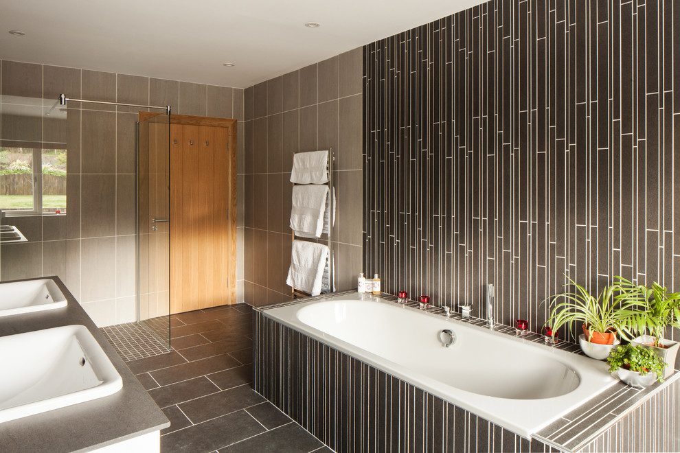 Photo of a large contemporary ensuite bathroom in Belfast.