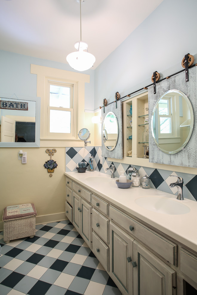 Пример оригинального дизайна: ванная комната в стиле кантри с фасадами с выступающей филенкой, бежевыми фасадами, разноцветной плиткой и синими стенами