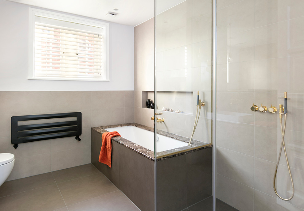 Mittelgroßes Modernes Badezimmer En Suite mit flächenbündigen Schrankfronten, offener Dusche, braunen Fliesen, Porzellanfliesen, Porzellan-Bodenfliesen, Marmor-Waschbecken/Waschtisch, Einbaubadewanne und Falttür-Duschabtrennung in Oxfordshire