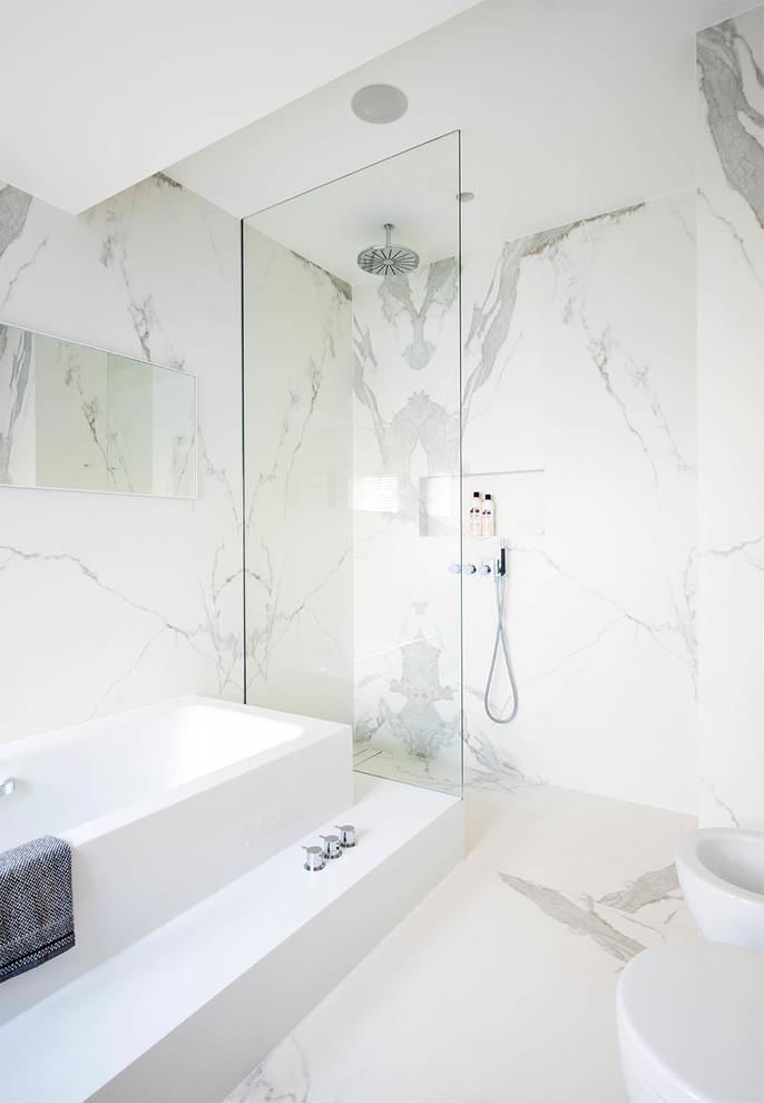 Esempio di una grande stanza da bagno padronale minimal con doccia aperta, pavimento in gres porcellanato, vasca da incasso e pavimento bianco