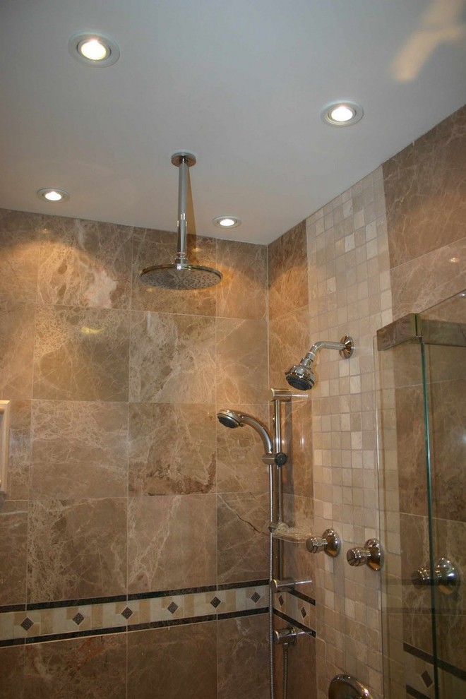 Mittelgroßes Klassisches Duschbad mit profilierten Schrankfronten, hellen Holzschränken, bodengleicher Dusche, beigen Fliesen, beiger Wandfarbe, Einbauwaschbecken, Wandtoilette mit Spülkasten und Granit-Waschbecken/Waschtisch in Richmond