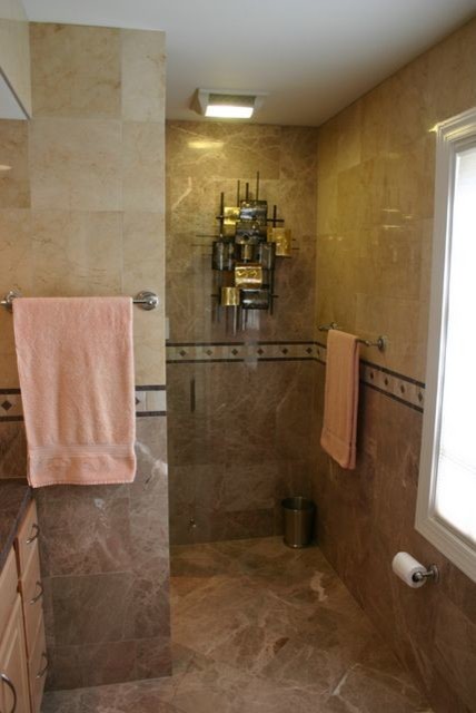 Inspiration för ett mellanstort vintage badrum med dusch, med luckor med upphöjd panel, skåp i ljust trä, en kantlös dusch, beige kakel, beige väggar, ett nedsänkt handfat, en toalettstol med separat cisternkåpa och granitbänkskiva