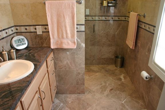 Idéer för mellanstora vintage badrum med dusch, med luckor med upphöjd panel, skåp i ljust trä, en kantlös dusch, beige kakel, beige väggar, ett nedsänkt handfat, en toalettstol med separat cisternkåpa och granitbänkskiva