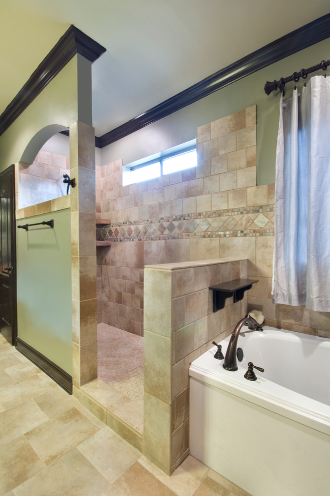 Inredning av ett amerikanskt stort badrum, med ett badkar i en alkov, en öppen dusch, gröna väggar och klinkergolv i keramik