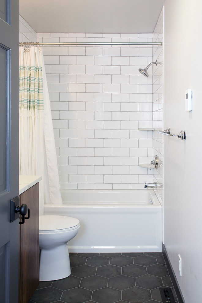 Стильный дизайн: главная ванная комната среднего размера в стиле модернизм с плоскими фасадами, темными деревянными фасадами, ванной в нише, душем над ванной, раздельным унитазом, белой плиткой, плиткой кабанчик, белыми стенами, полом из цементной плитки, врезной раковиной, столешницей из искусственного кварца, серым полом и шторкой для ванной - последний тренд