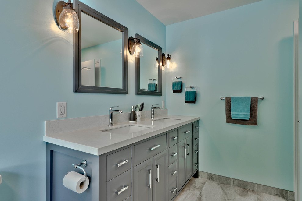 Idéer för ett mellanstort modernt vit en-suite badrum, med grå skåp, ett undermonterad handfat, luckor med infälld panel, ett fristående badkar, en dusch i en alkov, en toalettstol med separat cisternkåpa, beige kakel, porslinskakel, blå väggar, klinkergolv i porslin, bänkskiva i kvartsit, beiget golv och dusch med skjutdörr