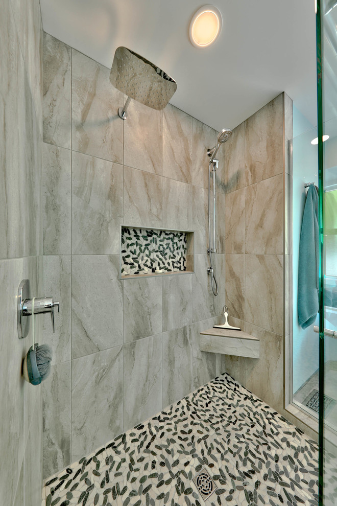 Идея дизайна: главная ванная комната среднего размера в современном стиле с угловым душем, душем с распашными дверями, фасадами с утопленной филенкой, серыми фасадами, отдельно стоящей ванной, раздельным унитазом, бежевой плиткой, керамической плиткой, синими стенами, полом из керамогранита, врезной раковиной, столешницей из кварцита, бежевым полом и белой столешницей