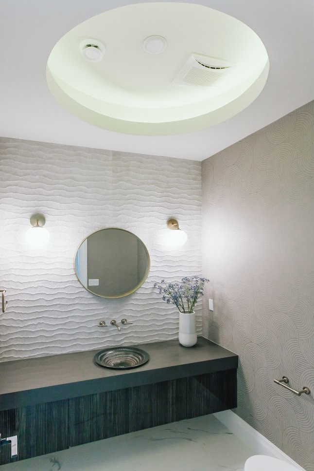 Exemple d'une salle de bain moderne en bois foncé avec un placard à porte plane, WC à poser, un carrelage gris, des carreaux de céramique, un sol en marbre, un lavabo posé, un sol blanc et un plan de toilette marron.