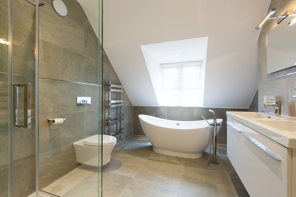На фото: главная ванная комната среднего размера в современном стиле с монолитной раковиной, плоскими фасадами, белыми фасадами, отдельно стоящей ванной, угловым душем, инсталляцией и коричневой плиткой с