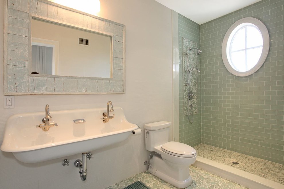 Inspiration pour une salle de bain principale design de taille moyenne avec des carreaux de porcelaine, un sol en galet, un espace douche bain, WC à poser, un carrelage bleu, un mur blanc, un lavabo suspendu et un sol bleu.