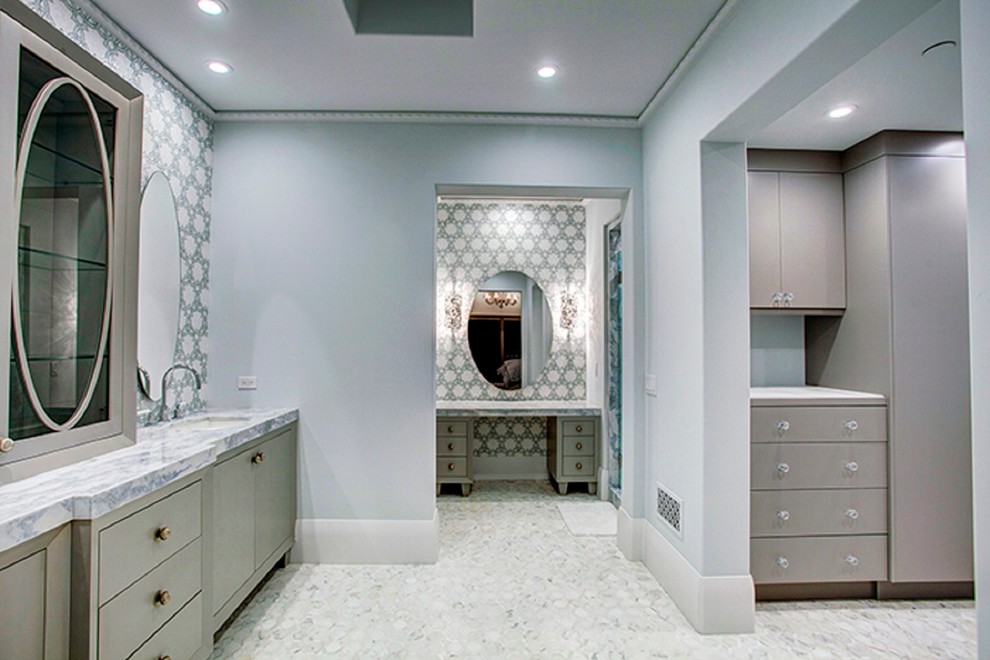 Immagine di una grande stanza da bagno classica con ante grigie, top in marmo, doccia alcova e pareti blu