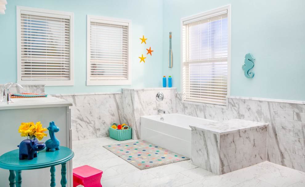 Свежая идея для дизайна: детская ванная комната в стиле неоклассика (современная классика) с накладной ванной, серой плиткой, белой плиткой, плиткой кабанчик, синими стенами и серым полом - отличное фото интерьера