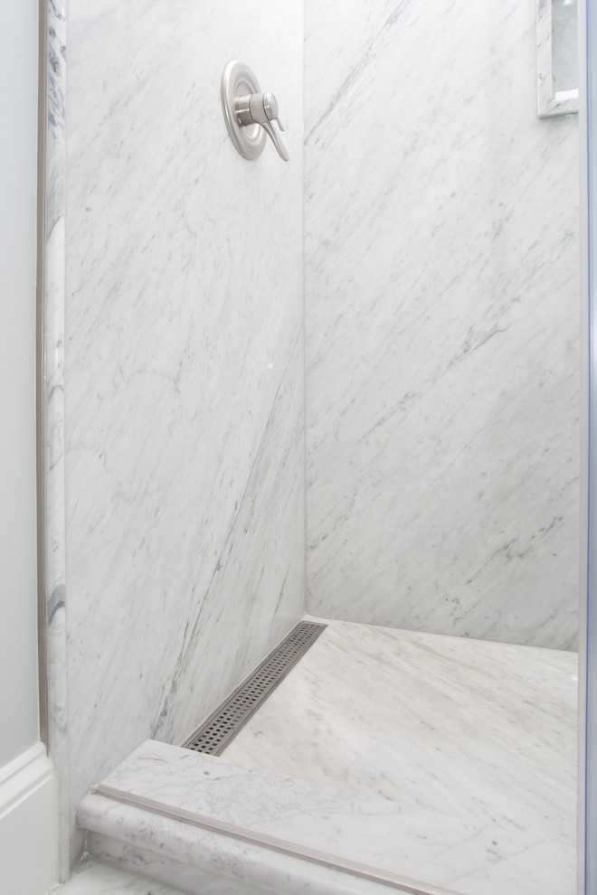 На фото: главная ванная комната среднего размера в стиле неоклассика (современная классика) с фасадами с выступающей филенкой, серыми фасадами, душем в нише, раздельным унитазом, черно-белой плиткой, плиткой из листового камня, синими стенами, мраморным полом, монолитной раковиной, столешницей из искусственного камня, белым полом, душем с раздвижными дверями и белой столешницей