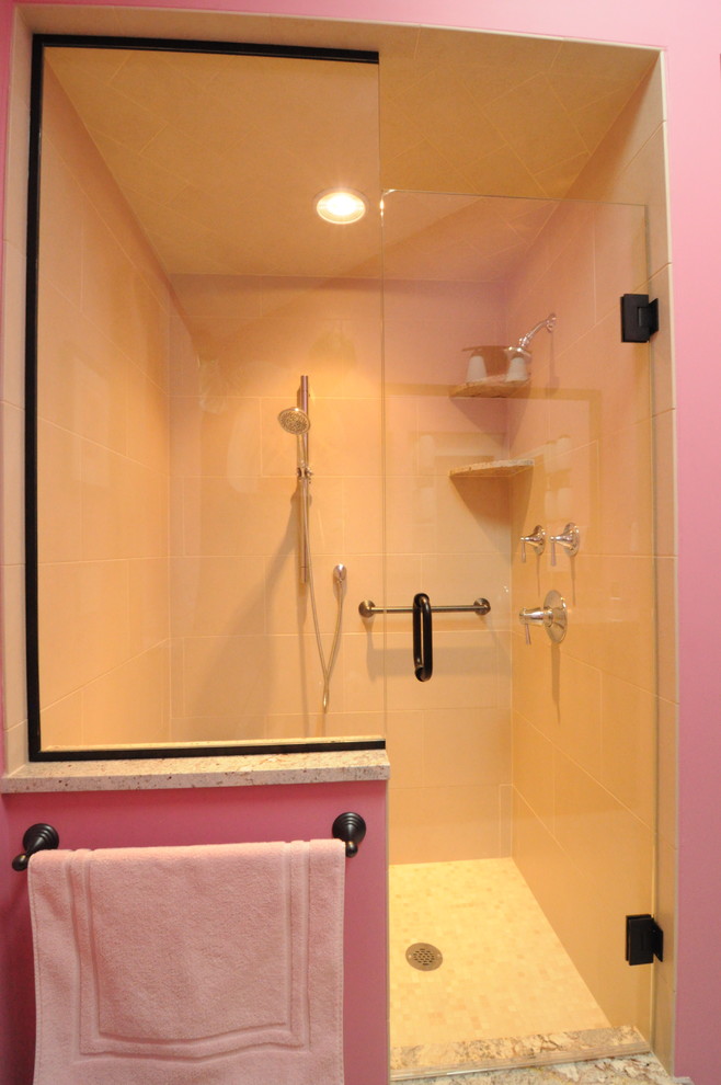 Exempel på ett en-suite badrum, med granitbänkskiva, en dusch i en alkov och rosa väggar