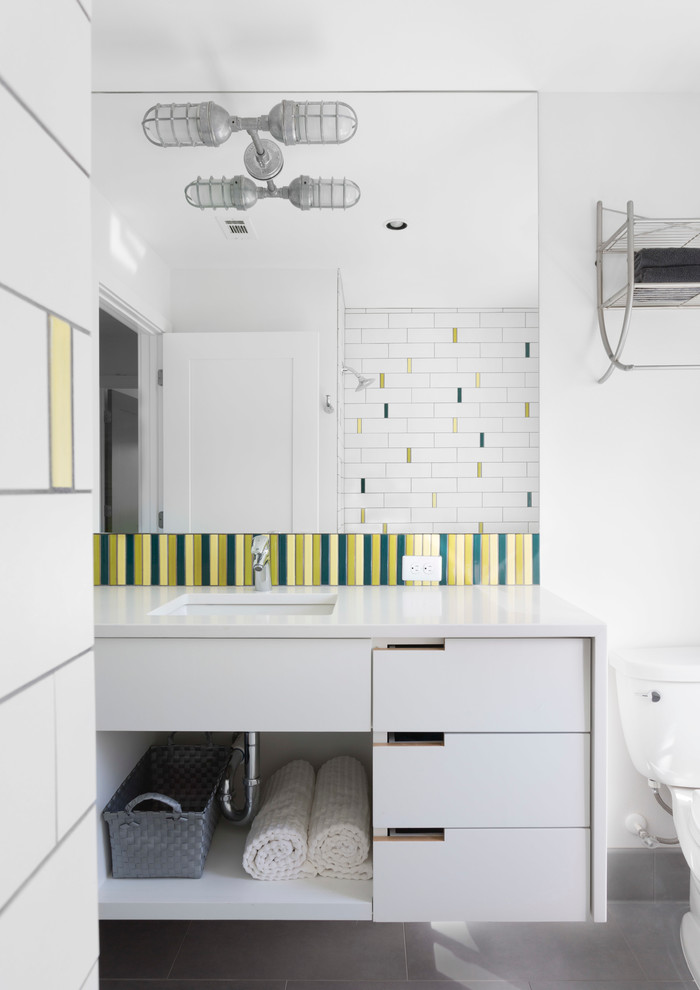 Idee per una stanza da bagno design con lavabo sottopiano, ante lisce, ante bianche, piastrelle multicolore, pareti bianche e piastrelle diamantate