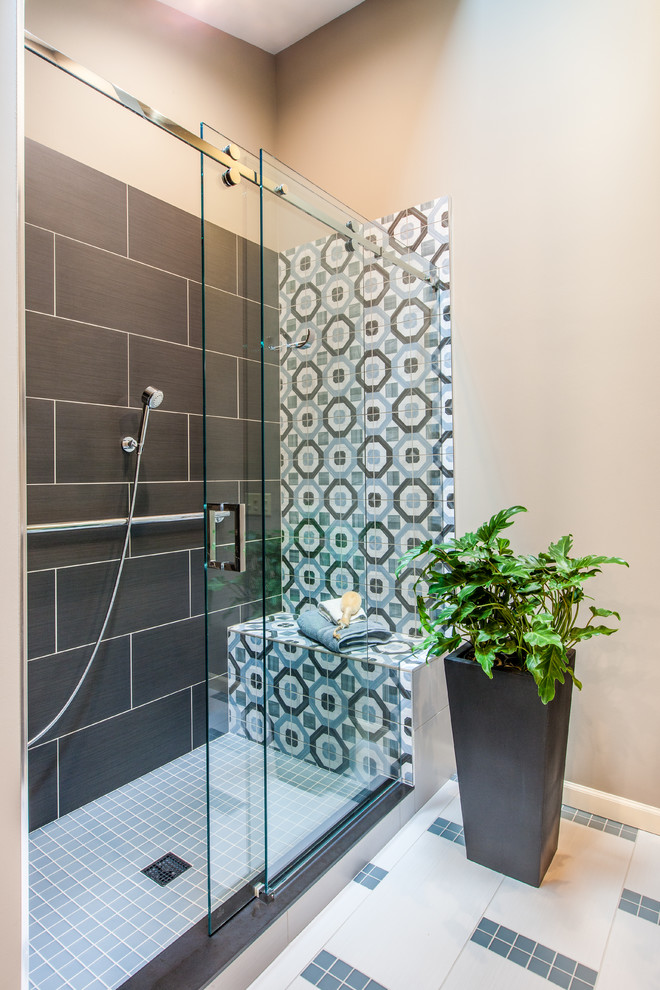 Пример оригинального дизайна: главная ванная комната среднего размера в стиле неоклассика (современная классика) с открытым душем, синей плиткой, керамогранитной плиткой, бежевыми стенами, полом из керамогранита и врезной раковиной