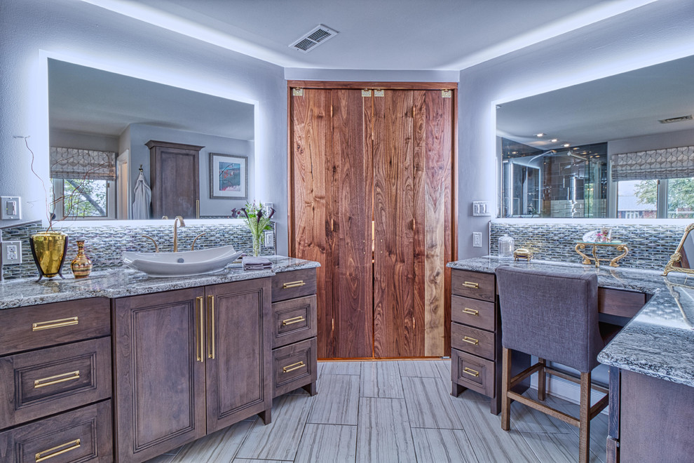 Inspiration för stora klassiska en-suite badrum, med luckor med infälld panel, grå skåp, ett fristående badkar, en kantlös dusch, grå väggar, klinkergolv i keramik, ett fristående handfat, bänkskiva i kvarts, grått golv och dusch med gångjärnsdörr