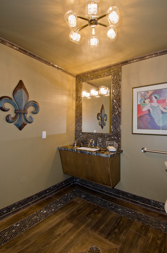 Idée de décoration pour une salle de bain tradition avec un carrelage multicolore, mosaïque, un mur beige et un sol en bois brun.
