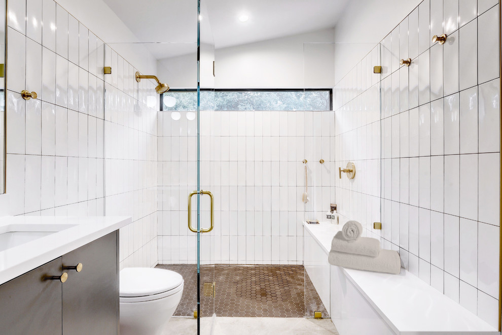 ミッドセンチュリースタイルのおしゃれなマスターバスルーム (白いタイル、白い壁、開き戸のシャワー、白い洗面カウンター) の写真
