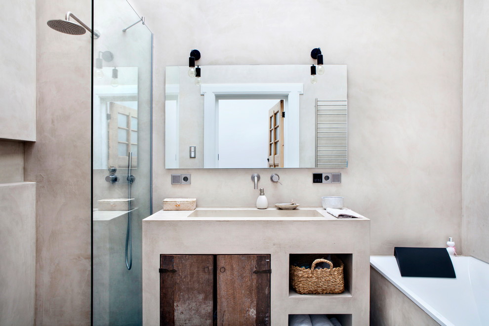 Cette photo montre une salle de bain industrielle avec des portes de placard beiges, une baignoire posée, une douche ouverte, un carrelage beige, un mur beige et un lavabo intégré.