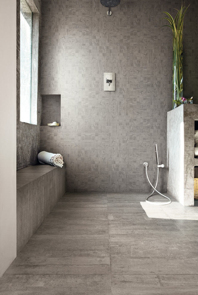 Idée de décoration pour une grande salle de bain principale urbaine avec un carrelage gris, des carreaux de porcelaine, un mur gris et un sol en carrelage de porcelaine.