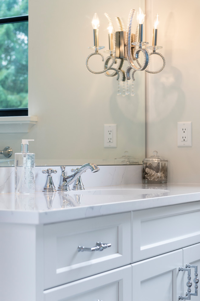 Exempel på ett stort medelhavsstil en-suite badrum, med luckor med infälld panel, vita skåp, ett badkar med tassar, en hörndusch, svart och vit kakel, keramikplattor, vita väggar, klinkergolv i porslin, ett undermonterad handfat, marmorbänkskiva, grått golv och dusch med gångjärnsdörr
