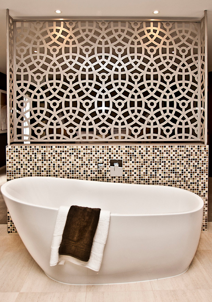 Großes Modernes Badezimmer En Suite mit freistehender Badewanne, farbigen Fliesen, brauner Wandfarbe und hellem Holzboden in Melbourne