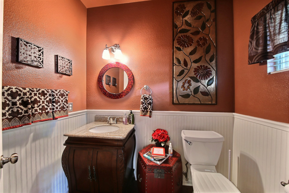 Foto di una piccola stanza da bagno contemporanea con consolle stile comò, ante marroni, WC a due pezzi, pareti arancioni, lavabo a colonna, top in quarzo composito e top beige