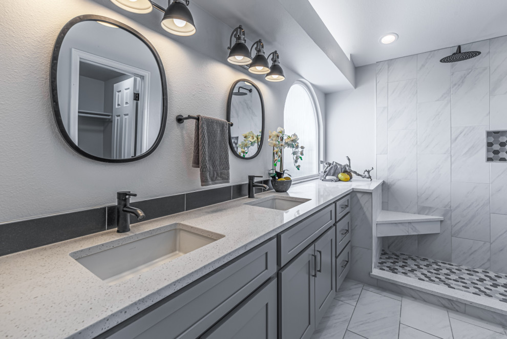 На фото: большая главная ванная комната в стиле неоклассика (современная классика) с фасадами в стиле шейкер, серыми фасадами, серой плиткой, серыми стенами, врезной раковиной, серым полом и серой столешницей