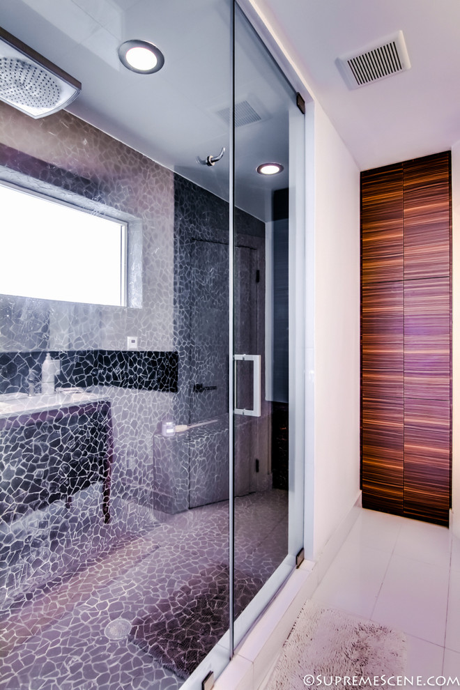 Foto de sauna moderna de tamaño medio con baldosas y/o azulejos en mosaico y suelo de mármol