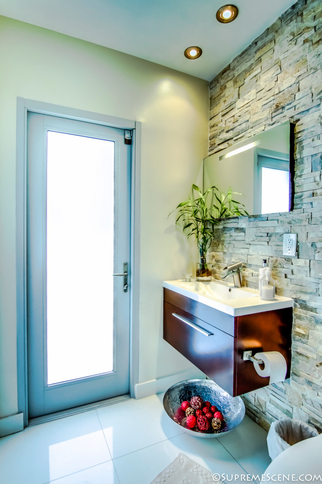 Cette image montre une salle de bain minimaliste de taille moyenne avec un sol en marbre.
